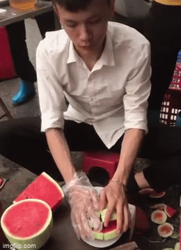Bổ dưa hấu nhanh thoăn thoắt, chàng trai được hội chị em khen đảm hết phần thiên hạ