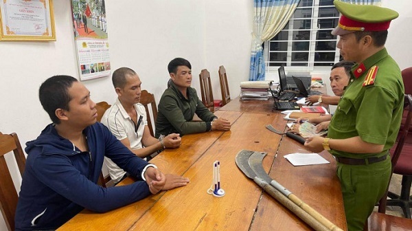 Vây bắt nhóm “ma men” mang dao đi chặn xe, cướp tài sản sau chầu nhậu
