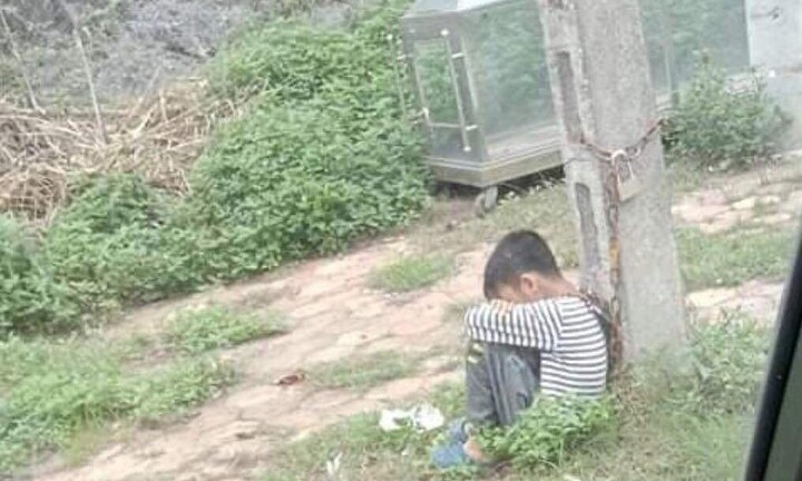 Vụ bé trai 10 tuổi bị xích cổ vào cột điện ven đường: Người cha hé lộ nguyên nhân