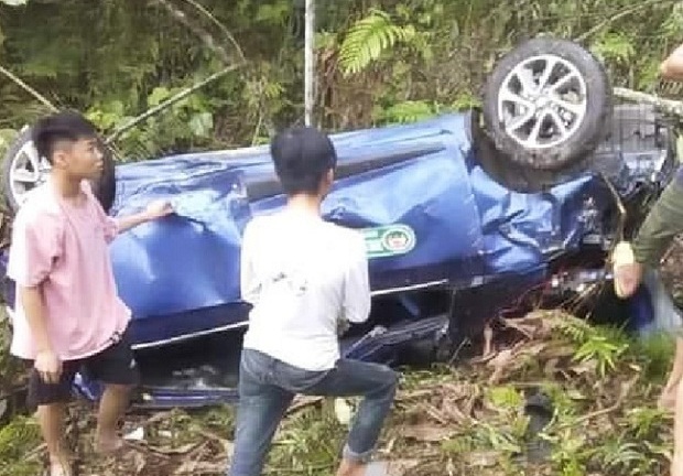 Hòa Bình: Ô tô vỡ nát dưới vực sâu gần 100m, 4 người thương vong