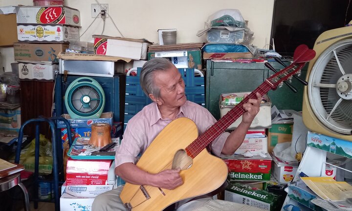 Tình yêu nhạc cổ truyền của ông lão U80 viết cải lương bằng tiếng Anh