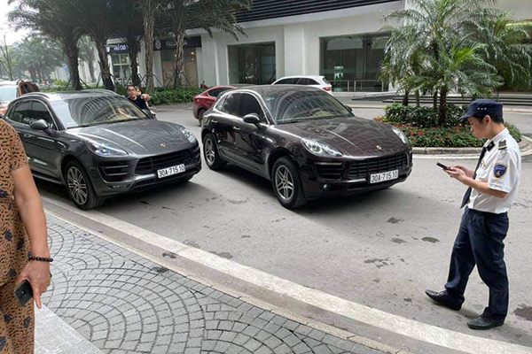 2 xe sang Porsche trùng biển số 
