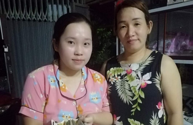 Nhặt được túi xách chứa nhiều đồ có giá trị, nữ cán bộ xã tìm trả người đánh rơi