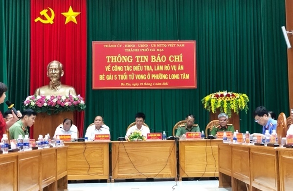 Vụ bé gái 5 tuổi bị hiếp dâm, sát hại ở bãi đất trống: Kết quả khám nghiệm tử thi