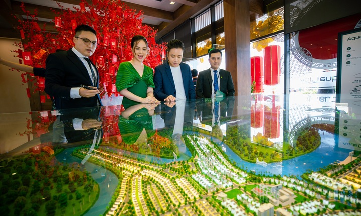 Victor Vũ: 'Tôi luôn cố gắng cân bằng công việc và gia đình'