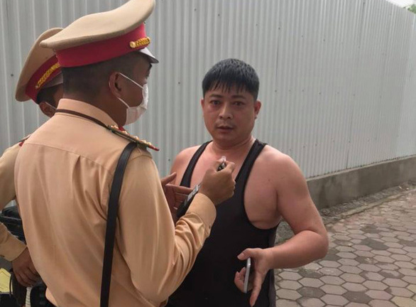 Lập biên bản người đàn ông trình thẻ quân nhân, không chấp hành kiểm tra nồng độ cồn
