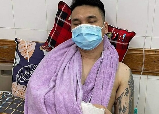 Khắc Việt chấn thương nặng ở cả hai tay, đang được cấp cứu tại bệnh viện