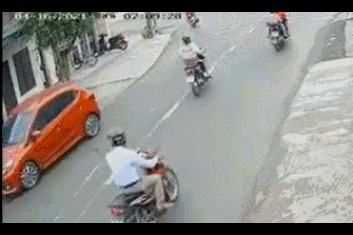 Khoảnh khắc nữ tài xế lùi thẳng ô tô vào nhà dân ở Ninh Bình