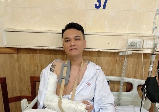 Tình hình sức khỏe ca sĩ Khắc Việt sau ca phẫu thuật vì gãy tay