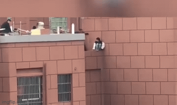 Video: Thót tim cảnh người đàn ông chụp lấy tay cô gái nhảy lầu tự tử trong chớp mắt