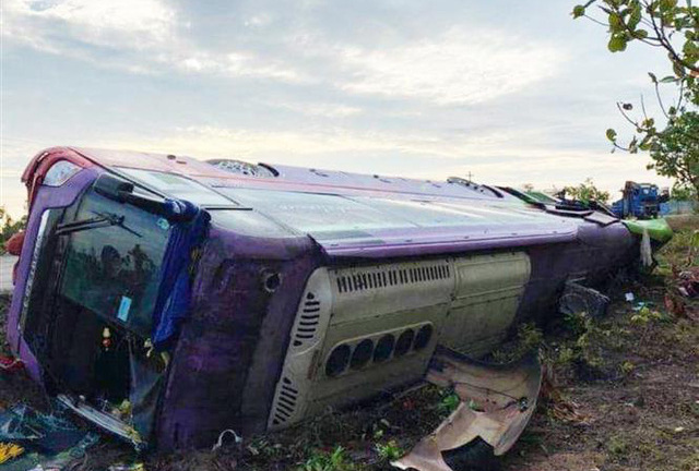 Lật xe khách giường nằm ở Đắk Lắk, hơn 40 người bị thương