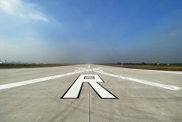 Bị sét đánh trúng, một đường băng sân bay Tân Sơn Nhất phải tạm đóng cửa gần 1 giờ