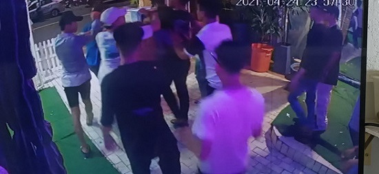 Nhóm thanh niên hỗn chiến vì mâu thuẫn trong quán bar, 3 người thương vong