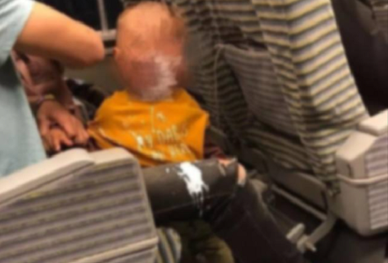 Con trai làm đổ sữa chua lênh láng trên sàn tàu, câu nói của ông bố sau đó khiến mọi người khó lòng chấp nhận