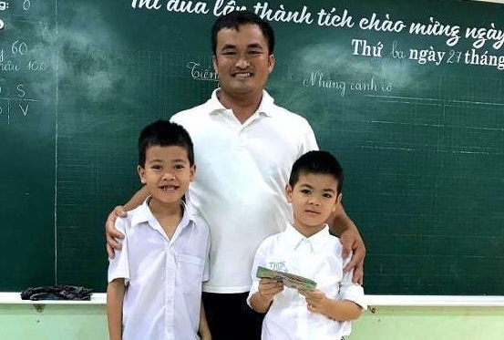 Nhặt được gần 30 triệu đồng, hai học sinh lớp 1 trả lại người đánh mất