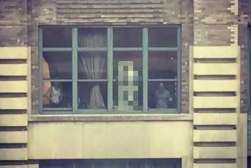 Mẹ sinh em trai, con gái luôn nói có người đứng ngoài cửa sổ, sự thật khiến cả nhà chết lặng