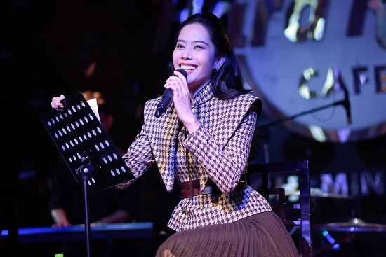 Nam Em nghẹn ngào xúc động với tình cảm của người hâm mộ 