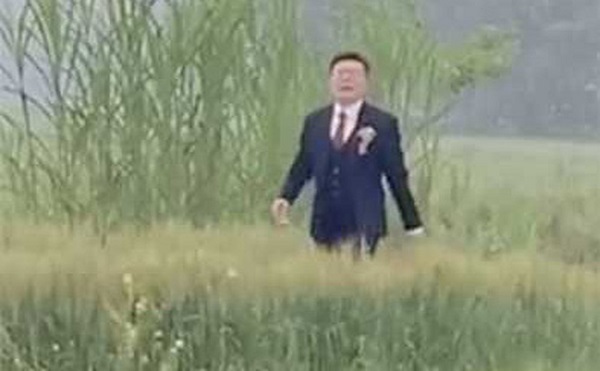 Chú rể sốt ruột chạy quanh cánh đồng, ai nấy khó hiểu nhưng nghe nguyên nhân thì cười ngất