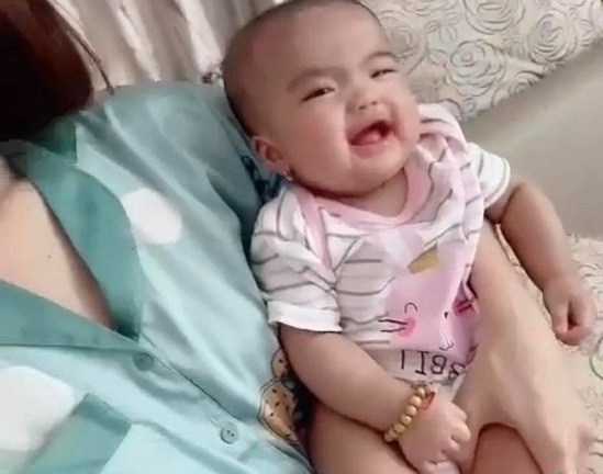 Mạc Văn Khoa khoe clip con gái cười tươi 