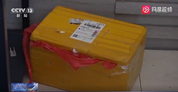 Mở thùng hàng con đặt mua trên mạng ra xem thử, bố mẹ vội mang ngay đến đồn cảnh sát