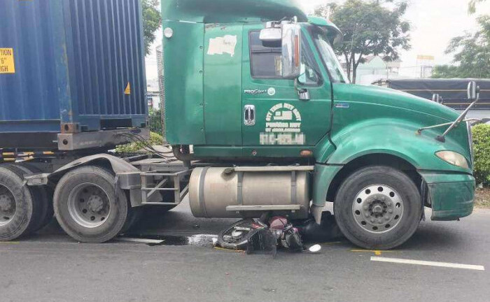 Nữ sinh năm cuối bị container cán tử vong ở cầu vượt Sóng Thần