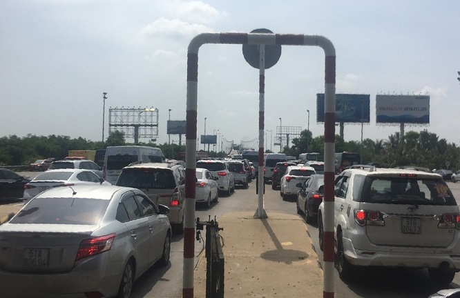 Kẹt xe kéo dài 2km vẫn không xả trạm thu phí, đơn vị quản lý cao tốc Long Thành bị lập biên bản