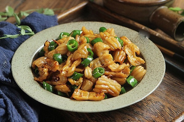 Hàm lợn xào giòn tan giúp bữa cơm gia đình thêm đặc sắc