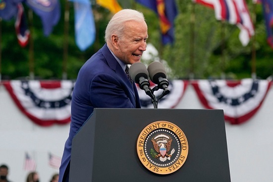 Tổng thống Biden vội vàng tìm khẩu trang sau khi bỏ quên trong túi quần 