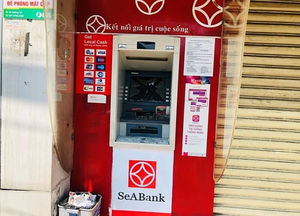 Điều tra vụ một loạt cây ATM ở Bình Dương bị đập phá