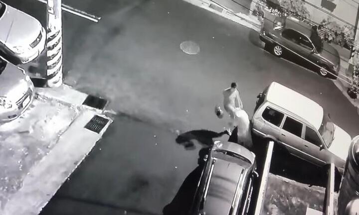 Clip: Cô gái bị bạn trai dùng mũ bảo hiểm đánh tới tấp vào đầu bạn gái, lý do 