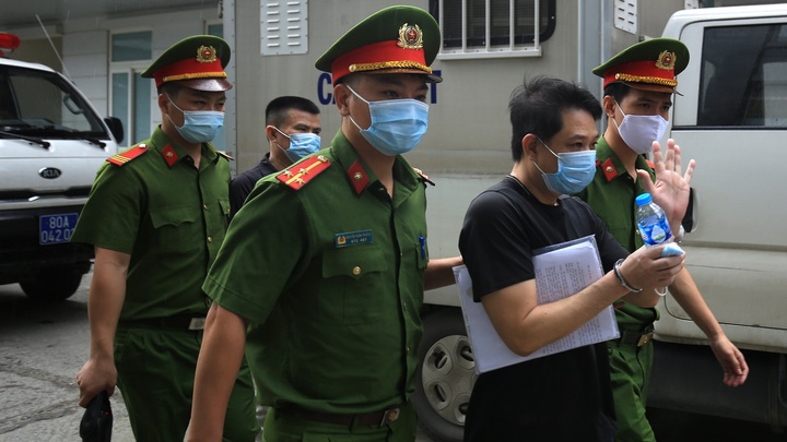 Anh ruột ông chủ Nhật Cường khai trông xe lương 1 triệu/ tháng, không biết em trai trốn ở đâu