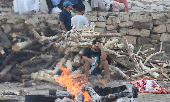 Xót xa cô gái nhảy vào đống lửa khi đang hỏa táng cha tại Ấn Độ