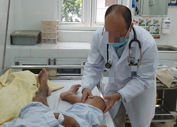 Vợ chạy đến bệnh viện chăm sóc chồng nhưng gặp cảnh tượng khiến cô 