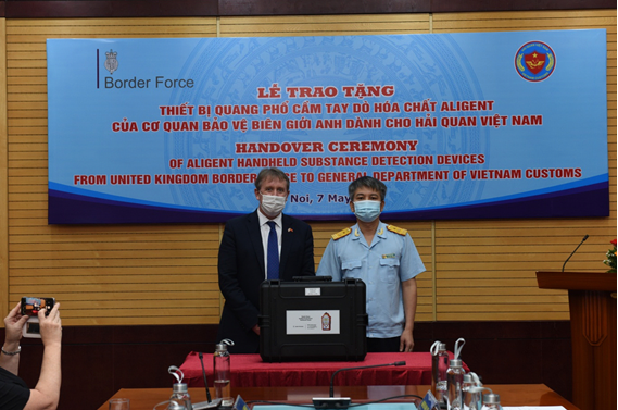 Cơ quan bảo vệ biên giới Anh bàn giao 04 máy quang phổ phát hiện hóa chất cho Hải quan Việt Nam