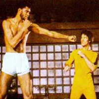 Clip: Lý Tiểu Long nhận lời thách đấu của tuyển thủ bóng rổ cao 2m18