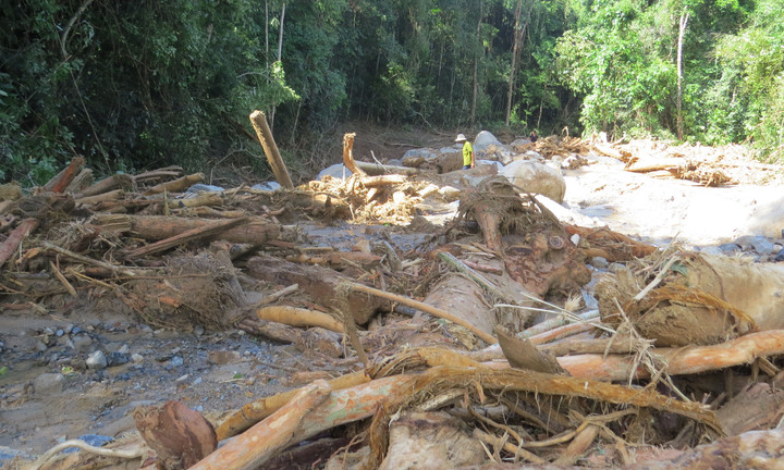 Vụ sạt lở núi chôn vùi 4 người: Tang thương bao trùm xóm nghèo