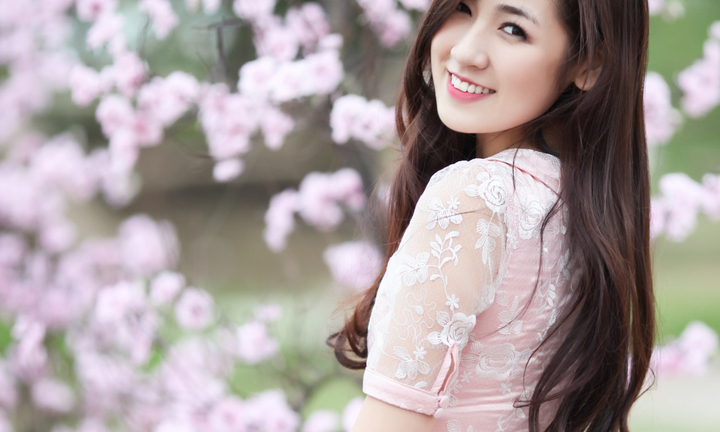 Á hậu Tú Anh khoe sắc rạng rỡ dưới nắng Xuân