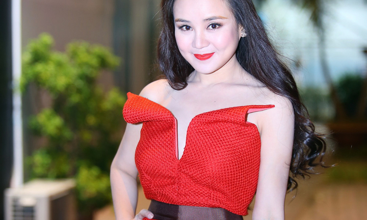 Vy Oanh đỏ rực kiêu sa như đóa hồng