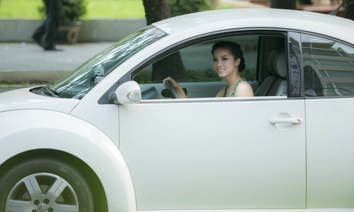 Quách An An tự lái xe đi thăm cô bạn Tuyết Ngọc