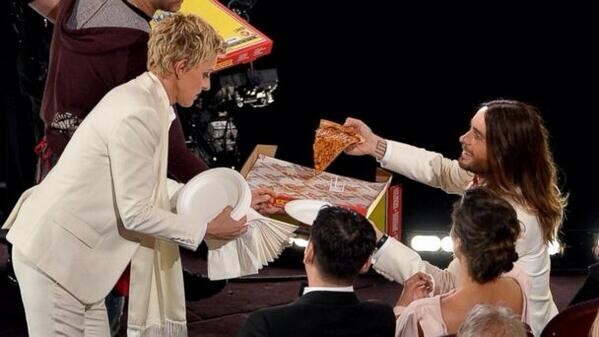 Khoảng khắc đáng nhớ: Sao ăn pizza trong lễ trao giải Oscar 2014