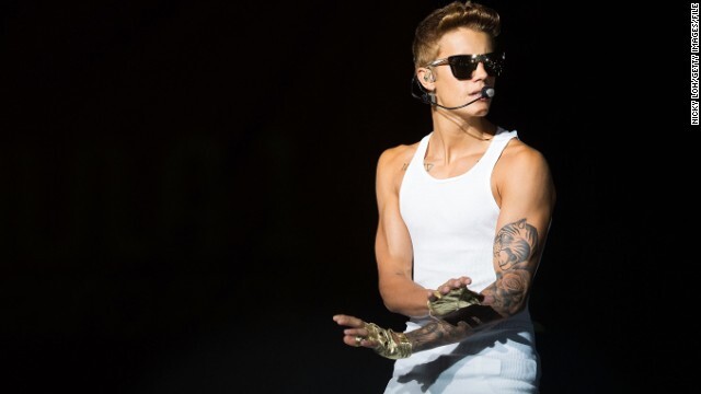 Justin Bieber xin lỗi vì đá phăng quốc kỳ Argentina 