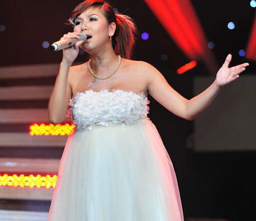 Sao bụng bầu vượt mặt vẫn cực sung trên sân khấu