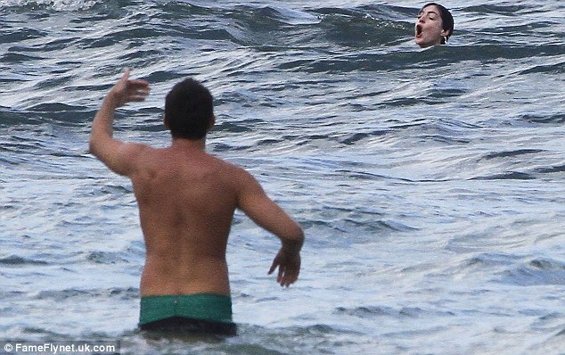 Anne Hathaway suýt bị chết đuối ở Hawaii