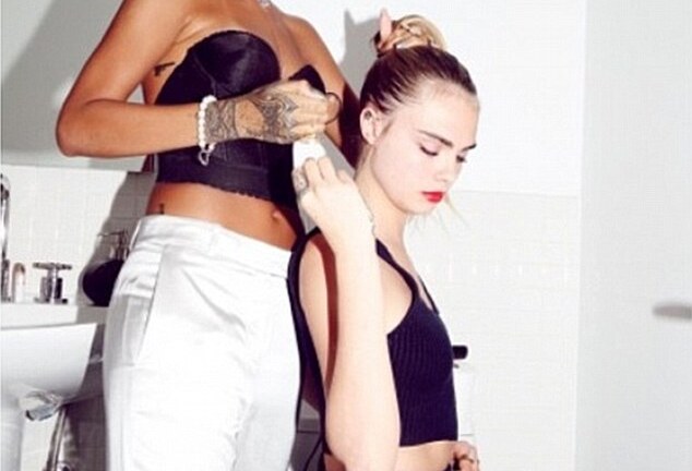 Rihanna diện crop top sexy trổ tài làm tóc đầu năm mới