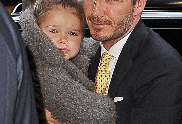 Gia đình Beckham đi ăn mừng show diễn thành công của Victoria 