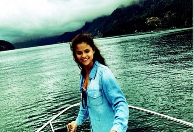 Selena Gomez tái xuất rạng ngời sau 1 tháng ở trại cai nghiện