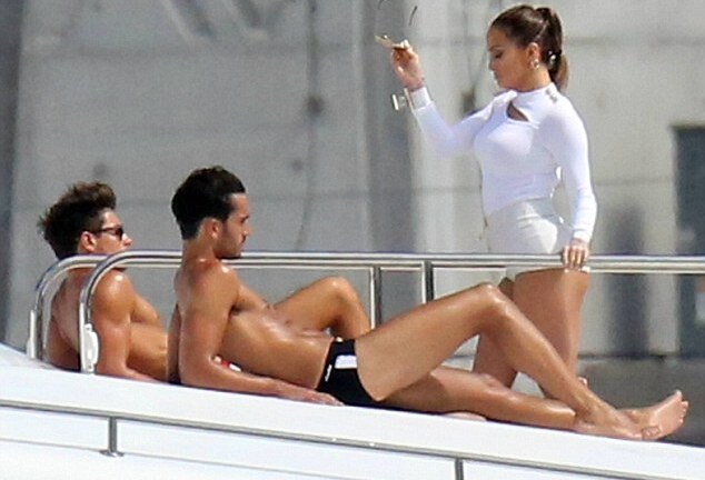 Jennifer Lopez quyến rũ trong buổi quay MV We Are One