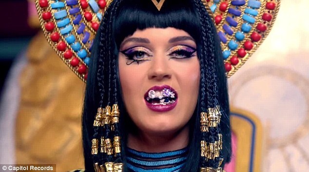 Katy Perry hóa thành nữ hoàng Ai Cập trong MV mới