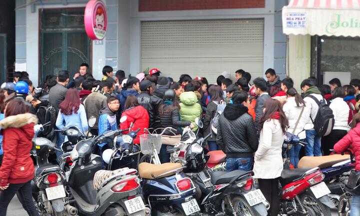 Hàng nghìn bạn trẻ xếp hàng mua socola tươi cuối ngày Valentine