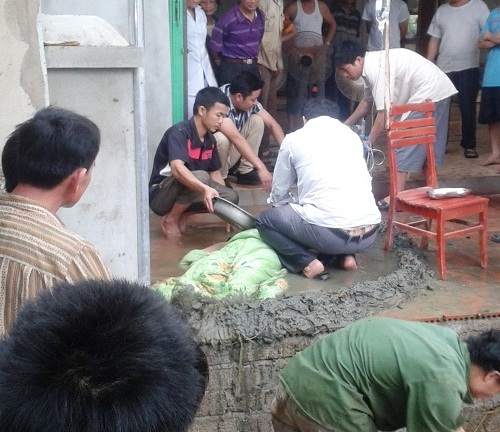 Lợp mái tôn, một thanh niên bị điện giật tử vong